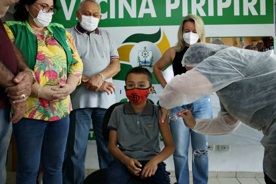Crianças paraibanas são vacinadas com doses vencidas e destinadas para adultos