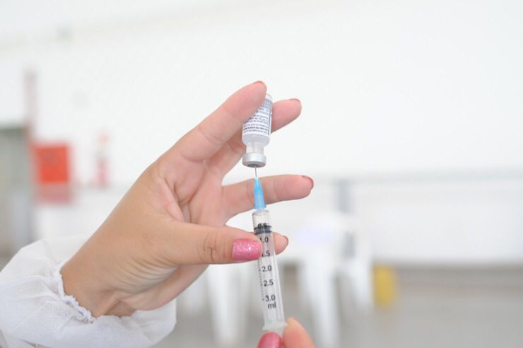 Saúde amplia vacinação bivalente contra Covid-19 para população com 18 anos