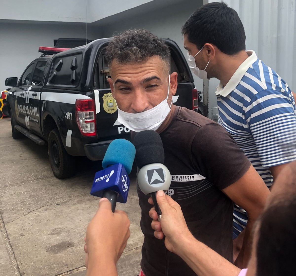 Homem que publicou vídeos usando drogas junto com macaco é preso pela PM –  Portal Do Urubui