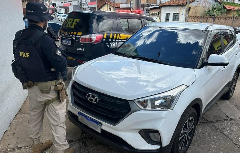 PRF recupera veículo roubado em SP e prende idosa por receptação em Teresina